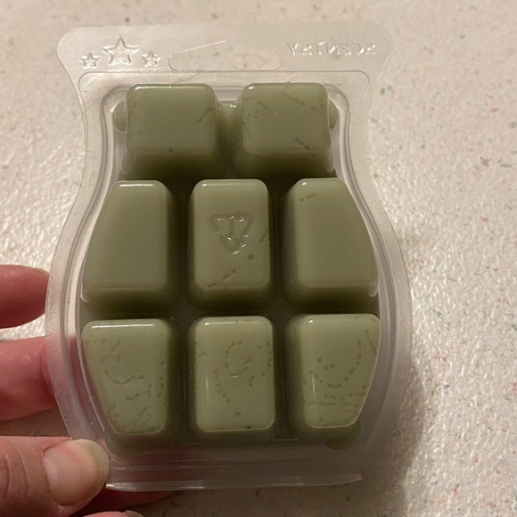 Scentsy Bar Best in Snow Wax Melt Bar New DISCONTINUED SCENT - Picture 2 of 2